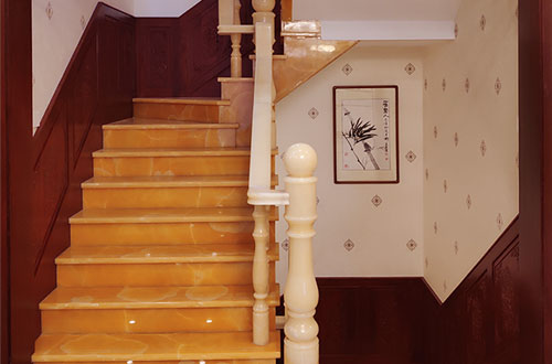 安塞中式别墅室内汉白玉石楼梯的定制安装装饰效果